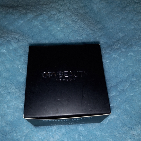 OPV BEAUTY London Loose Translucent Setting Powder- 30g - Picture 2 of 3